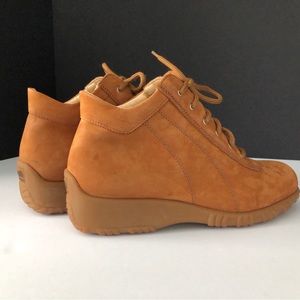 NEW Alviero Martini 1a Classe Laced Tan Nubuck Boots (European Size 37)